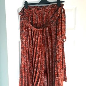 SKIRT.  by Topshop..size L.. 100% polyester